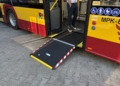 Łódzkie MPK stawia na dostępność. Niskopodłogowe tramwaje, rampy w autobusach i system "drzwi w drzwi"