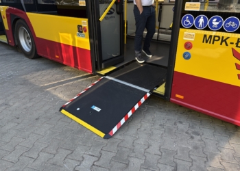 Łódzkie MPK stawia na dostępność. Niskopodłogowe tramwaje, rampy w autobusach i system "drzwi w drzwi"