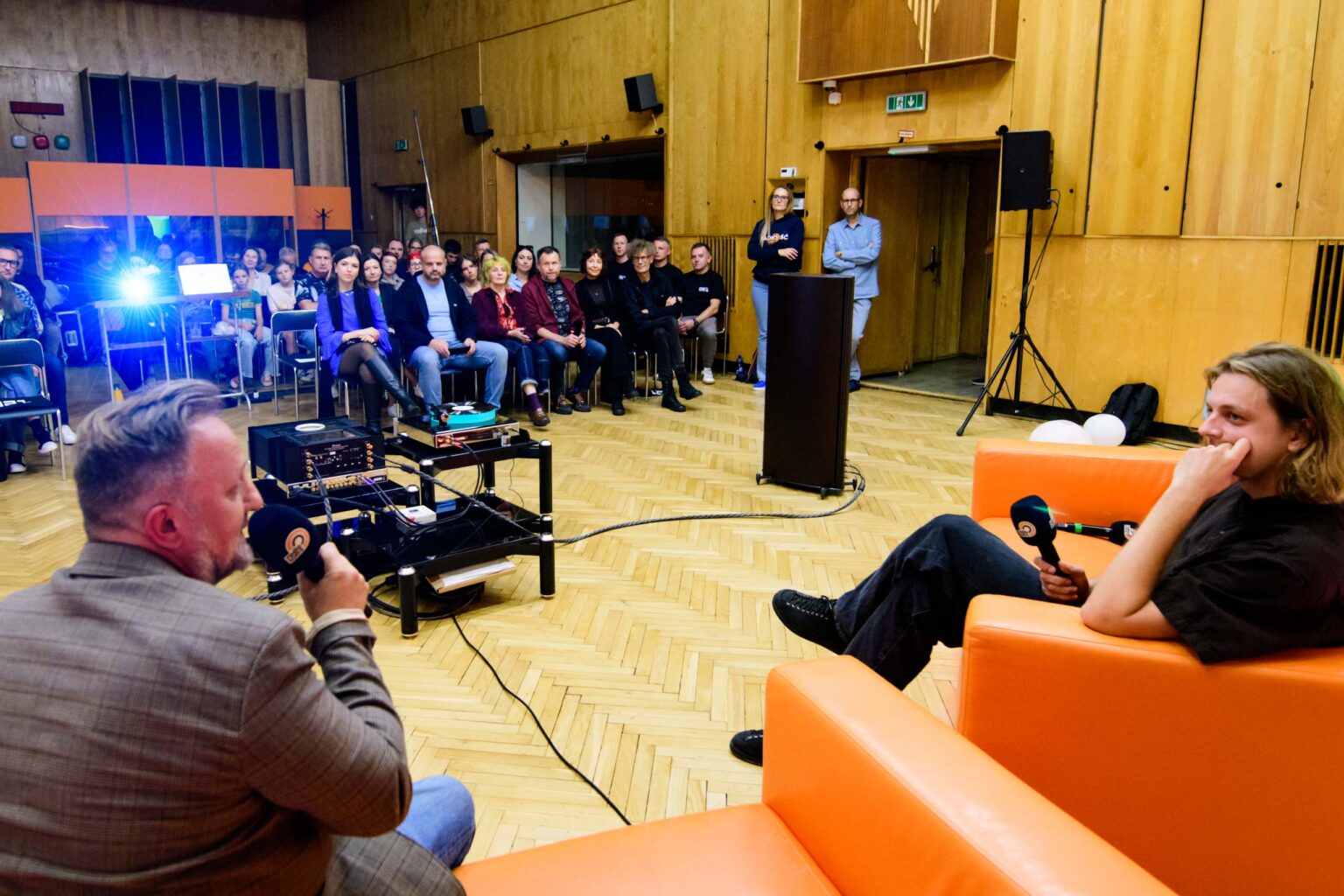 Odsluch plyty z wizualizacjami w Studiu Debicha fot Sebastian Szwajkowski 1