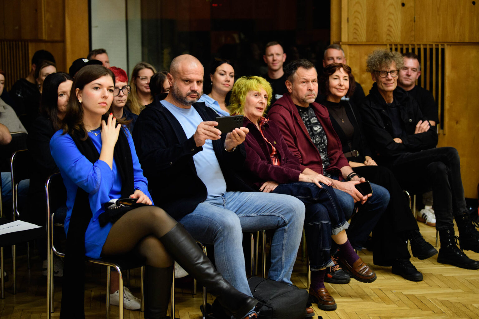 Odsluch plyty z wizualizacjami w Studiu Debicha fot Sebastian Szwajkowski 13