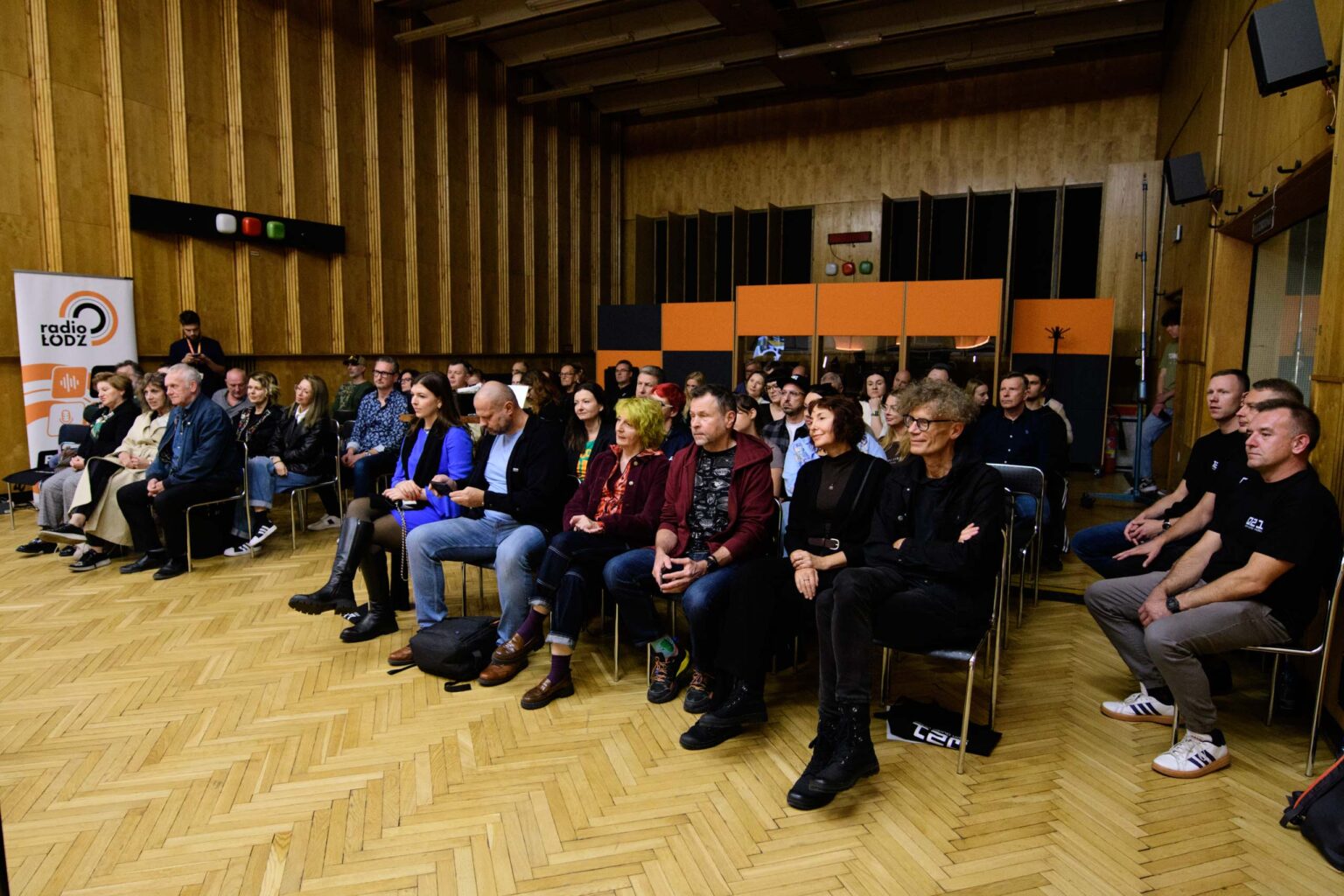Odsłuch płyty z wizualizacjami w Studiu Debicha fot Sebastian Szwajkowski_4 Odsluch plyty z wizualizacjami w Studiu Debicha fot Sebastian Szwajkowski 4