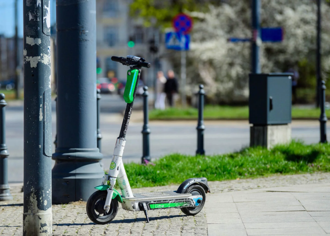 Radni zdecydowali. Zakaz jazdy elektrycznymi hulajnogami w piotrkowskich parkach