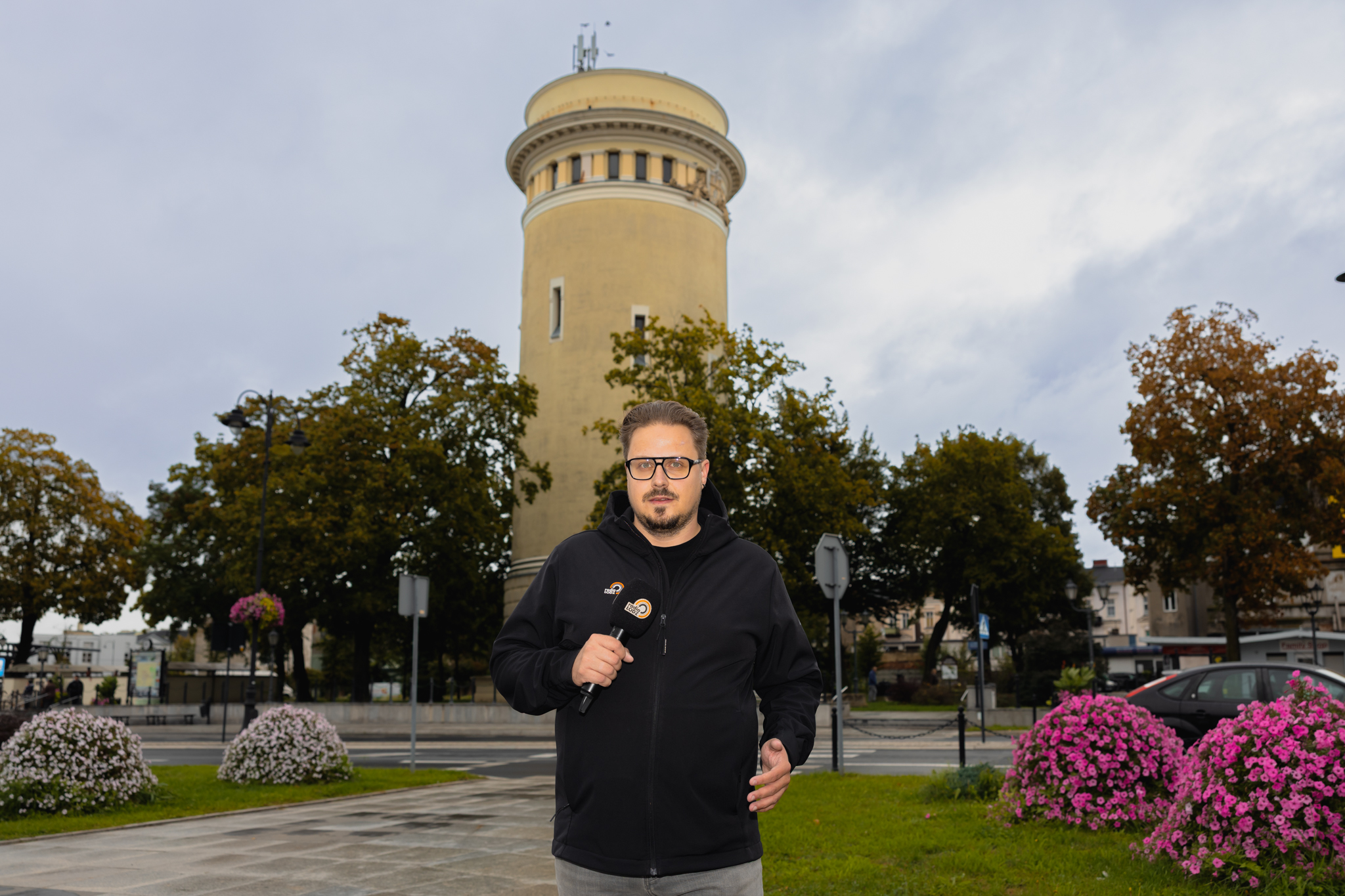 Paweł Kwiatkowski przed Wieżą Ciśnień w Piotrkowie Trybunalskim