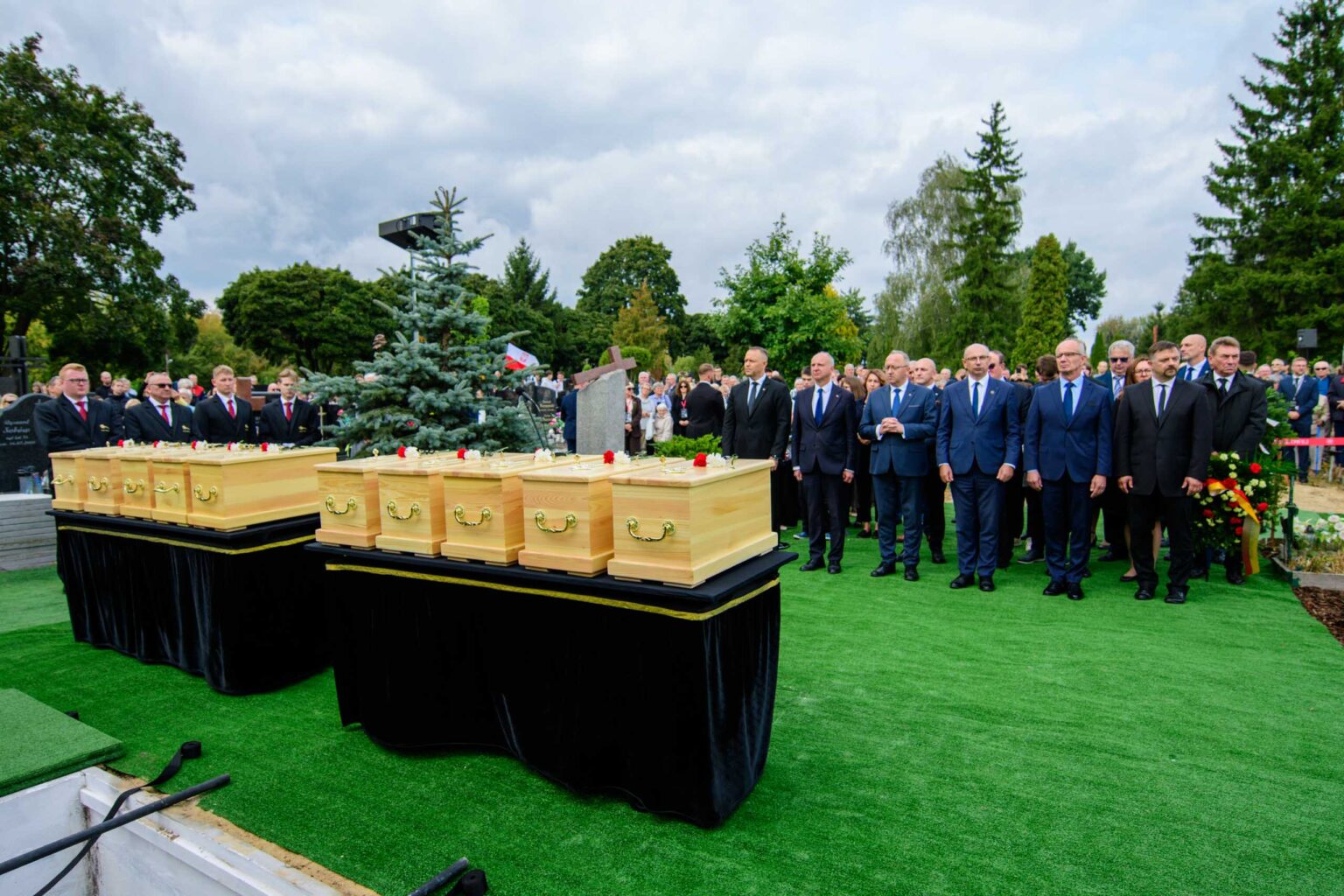 Pogrzeb ofiar obozu przy Przemyslowej z Prezydentem Karolem Nawrockim fot Sebastian Szwajkowski 29