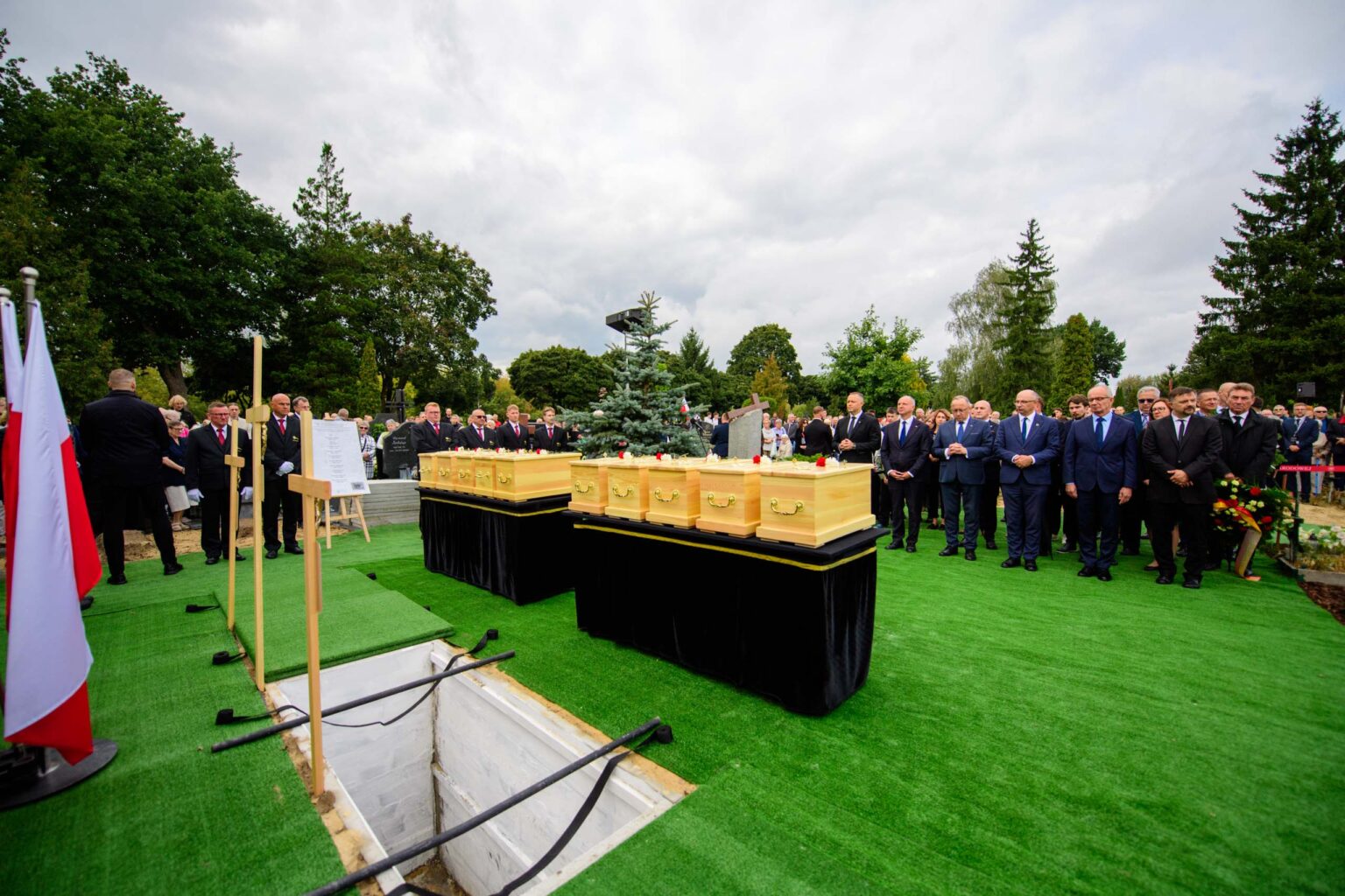 Pogrzeb ofiar obozu przy Przemyslowej z Prezydentem Karolem Nawrockim fot Sebastian Szwajkowski 40