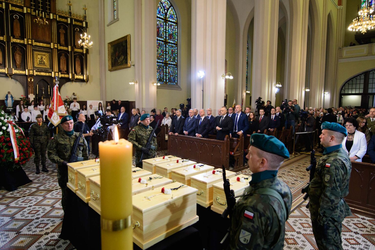 Pogrzeb ofiar obozu przy Przemyslowej z Prezydentem Karolem Nawrockim fot Sebastian Szwajkowski 9