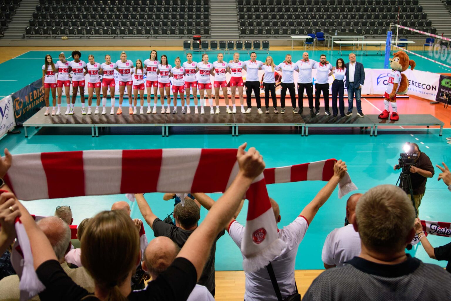 Prezentacja siatkarek LKS na sezon 26 27 fot Sebastian Szwajkowski 3