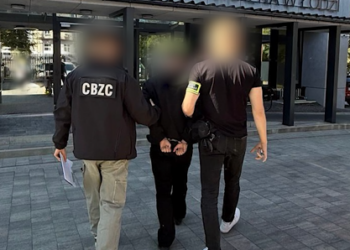 Grupa wyłudzała pieniądze kodami BLIK. CBZC zatrzymało osiem osób [WIDEO]