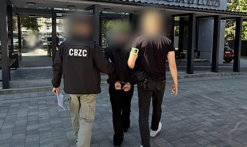 Grupa wyłudzała pieniądze kodami BLIK. CBZC zatrzymało osiem osób [WIDEO]