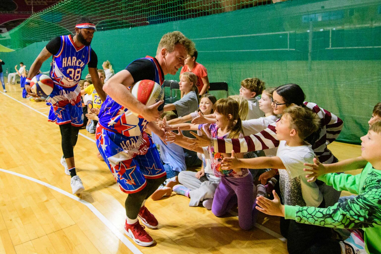 Trening Zawodnikow Harlem Globetrotters z uczniami fot Sebastian Szwajkowski