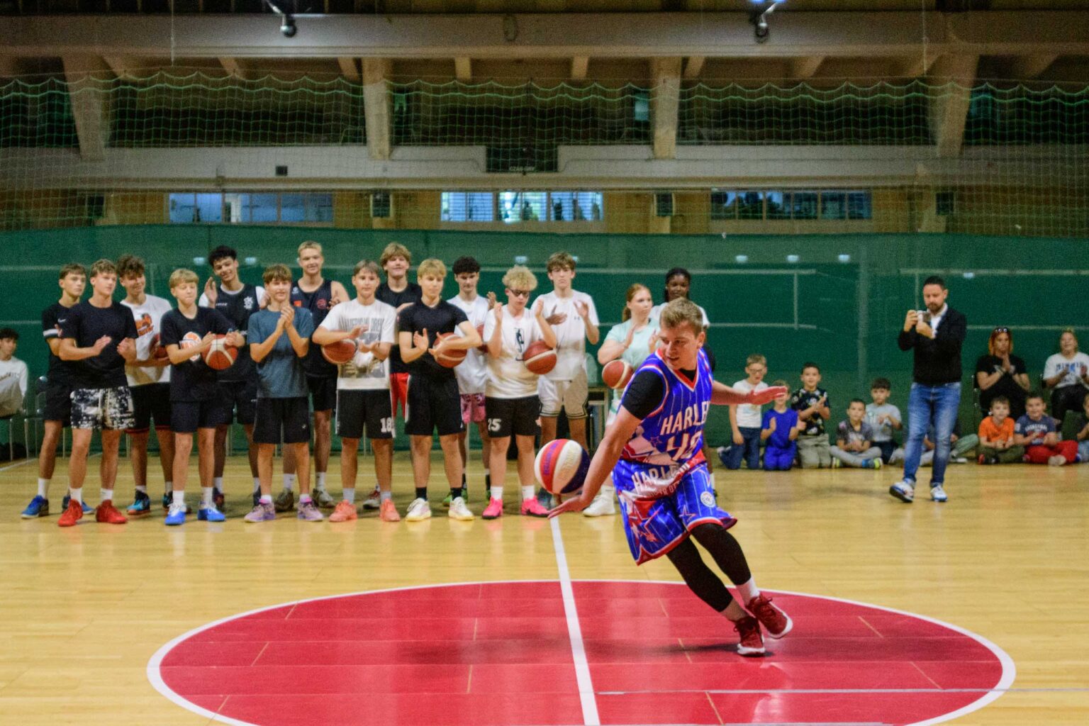 Trening Zawodnikow Harlem Globetrotters z uczniami fot Sebastian Szwajkowski 1