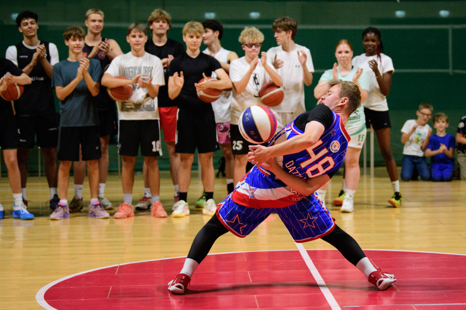 Trening Zawodnikow Harlem Globetrotters z uczniami fot Sebastian Szwajkowski 13