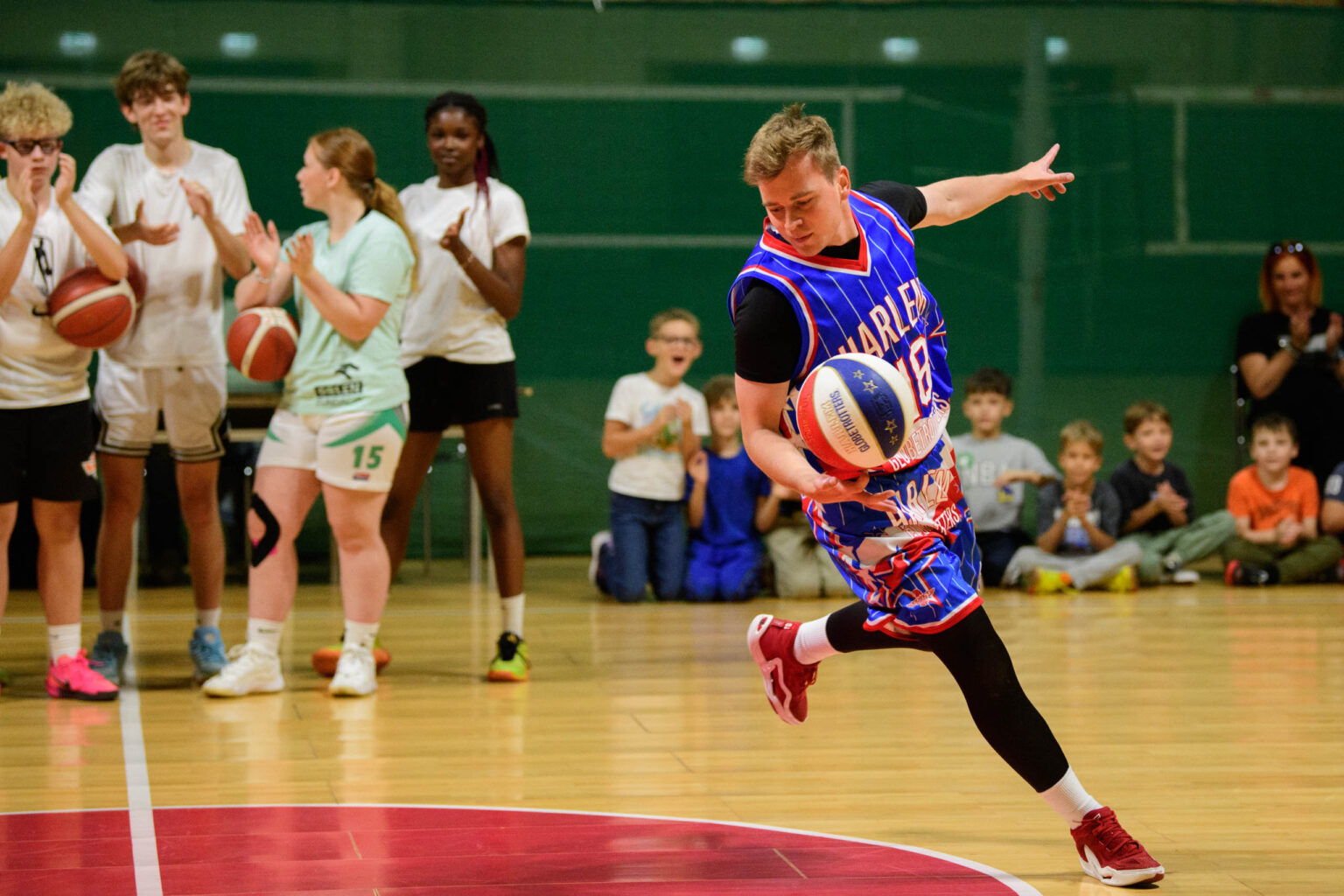 Trening Zawodnikow Harlem Globetrotters z uczniami fot Sebastian Szwajkowski 14