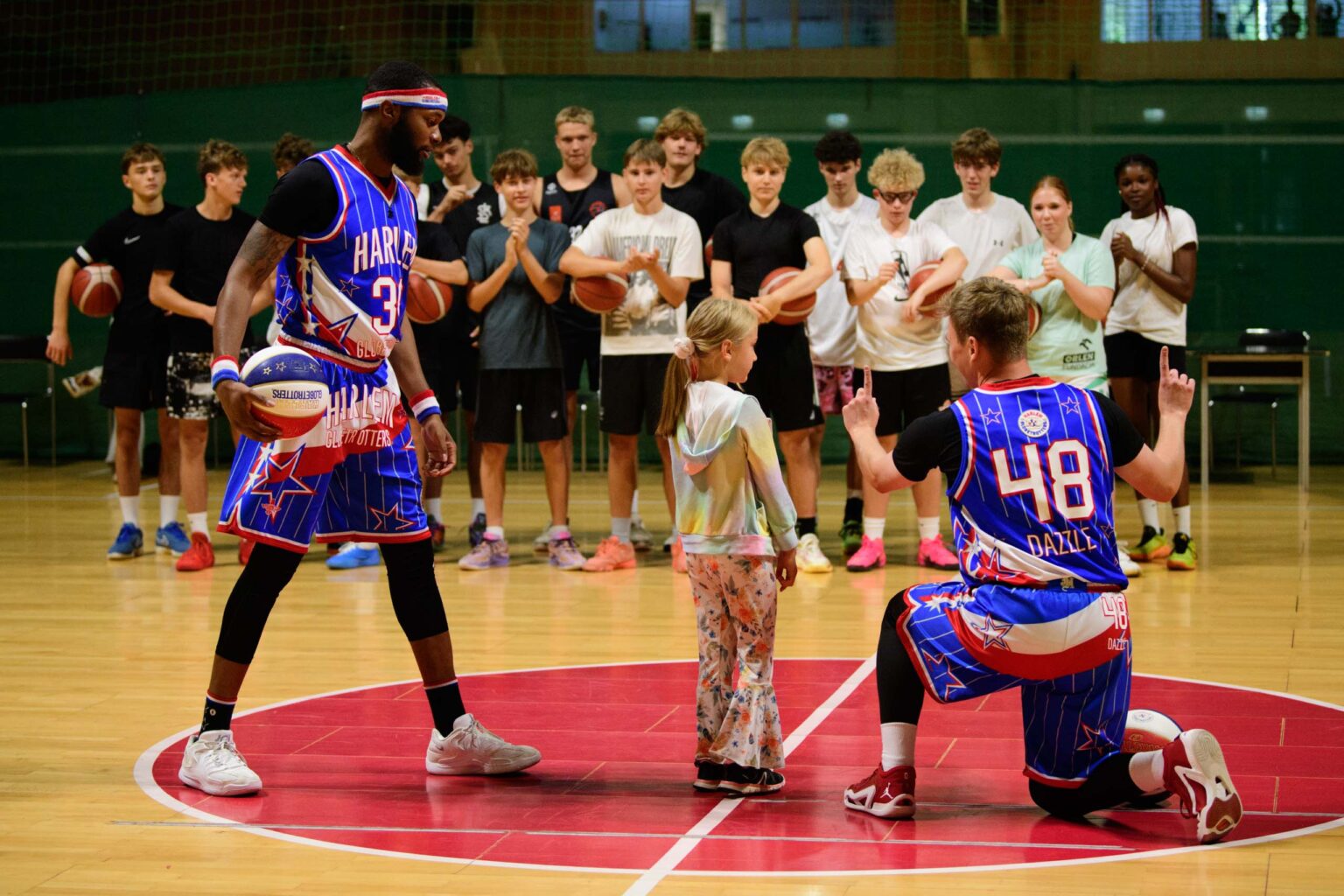 Trening Zawodnikow Harlem Globetrotters z uczniami fot Sebastian Szwajkowski 15