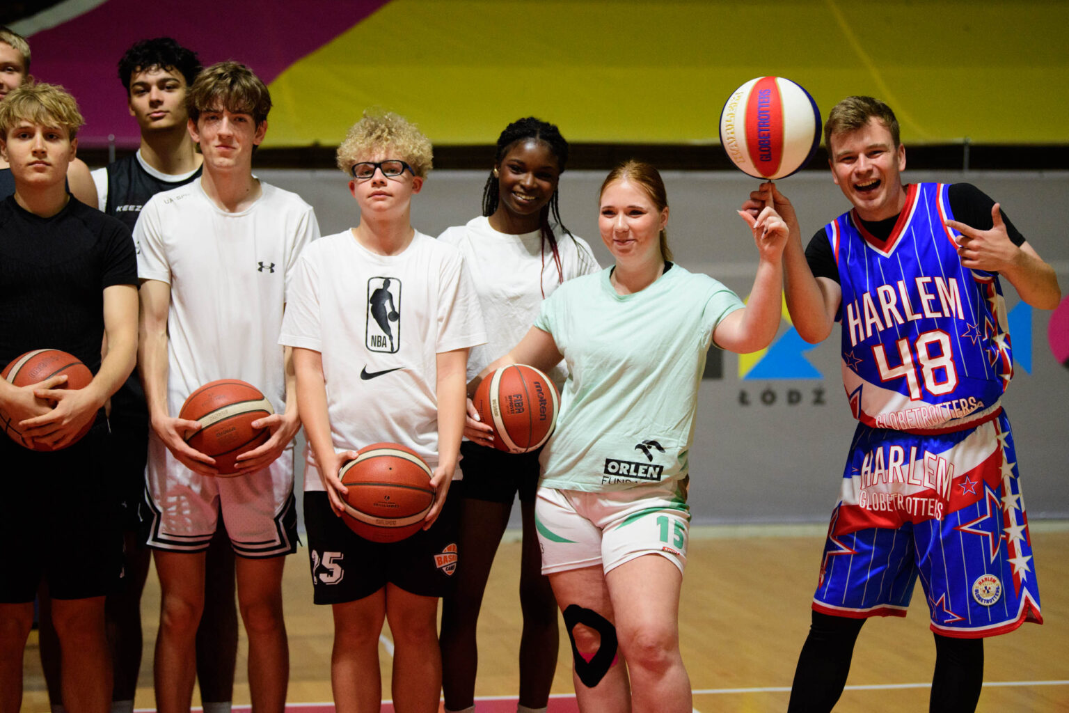Trening Zawodnikow Harlem Globetrotters z uczniami fot Sebastian Szwajkowski 19