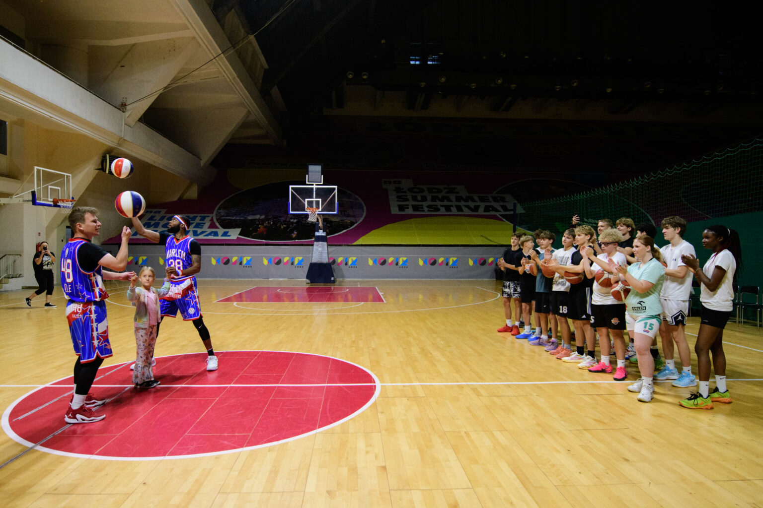 Trening Zawodnikow Harlem Globetrotters z uczniami fot Sebastian Szwajkowski 2