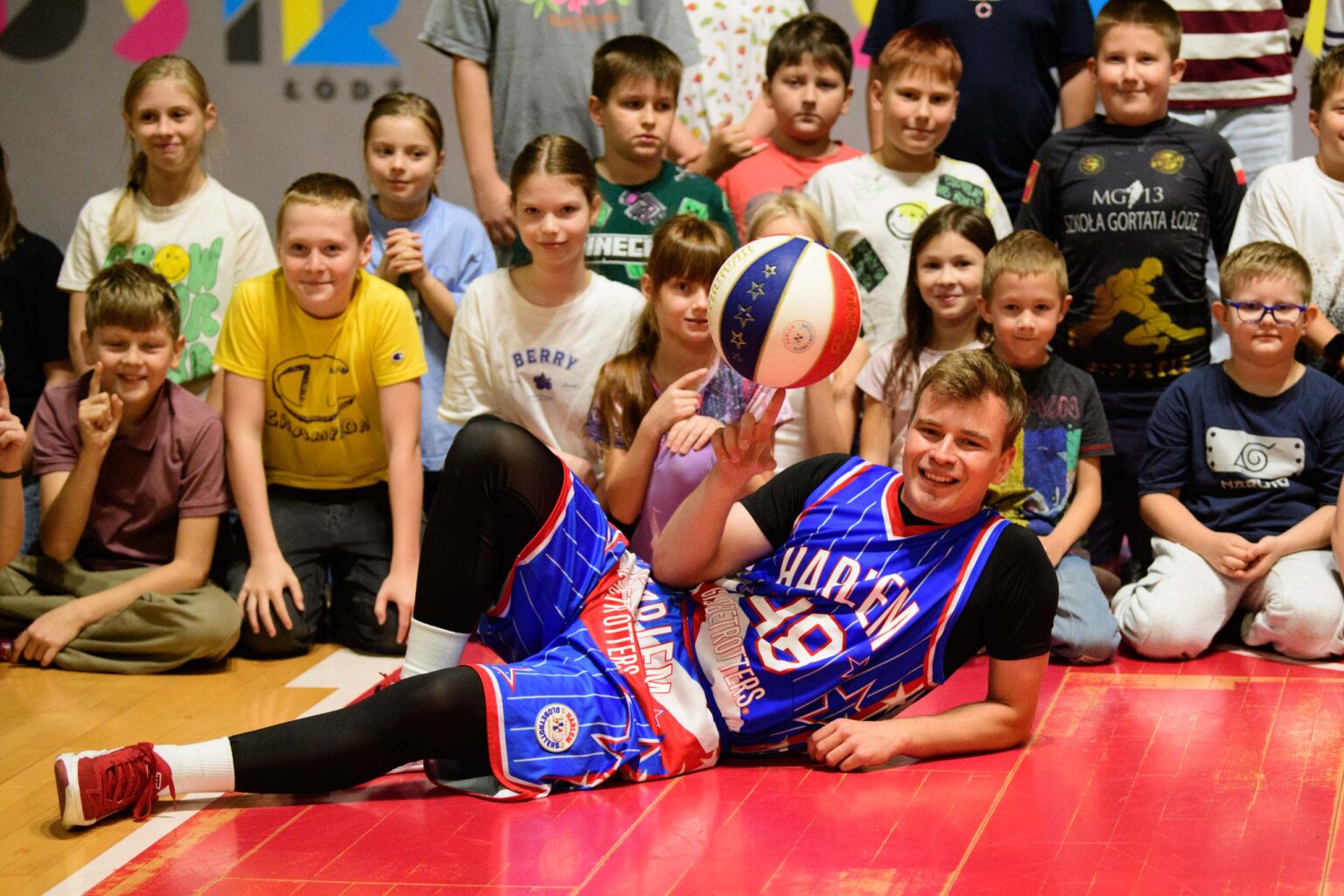 Trening Zawodnikow Harlem Globetrotters z uczniami fot Sebastian Szwajkowski 20