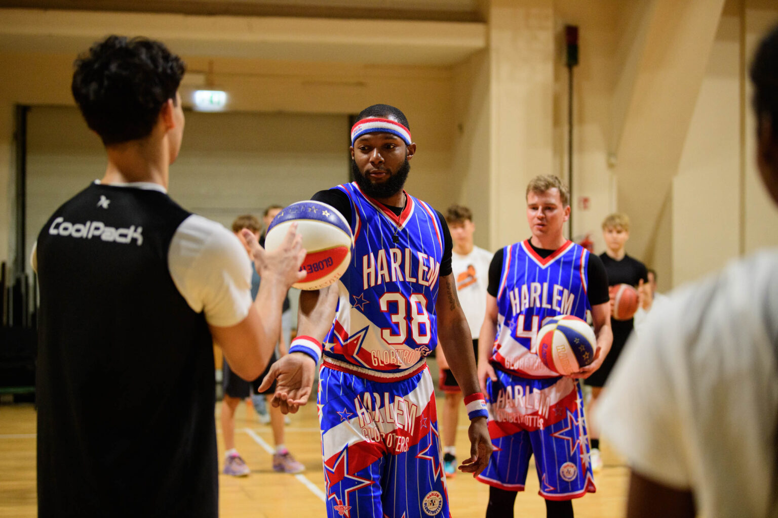 Trening Zawodnikow Harlem Globetrotters z uczniami fot Sebastian Szwajkowski 23