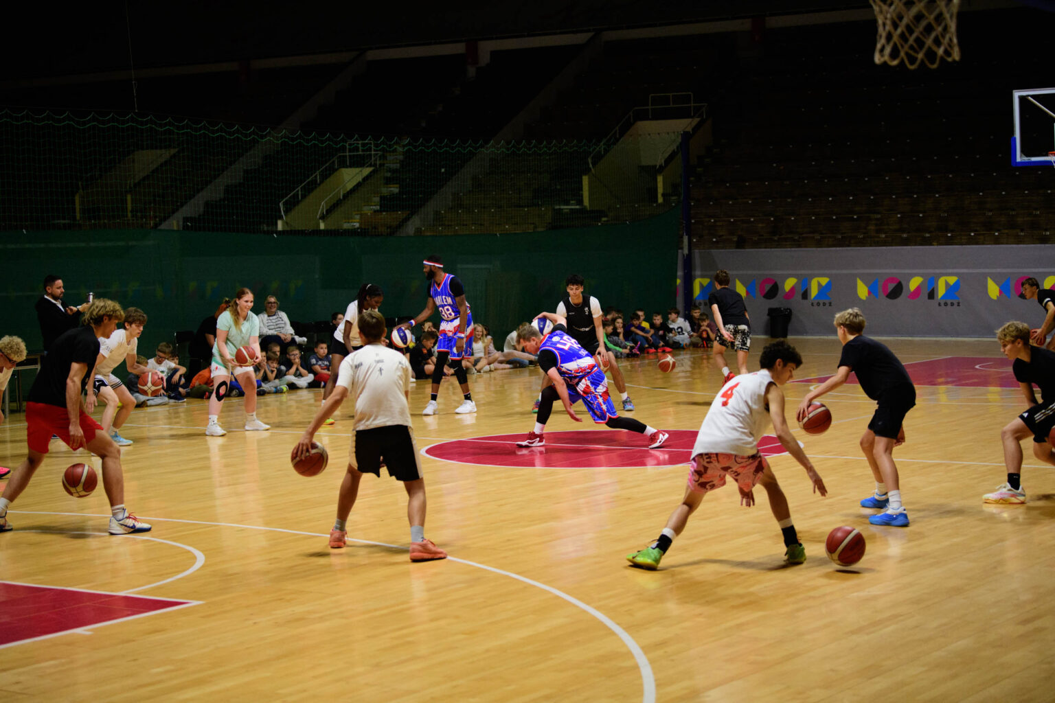 Trening Zawodnikow Harlem Globetrotters z uczniami fot Sebastian Szwajkowski 25