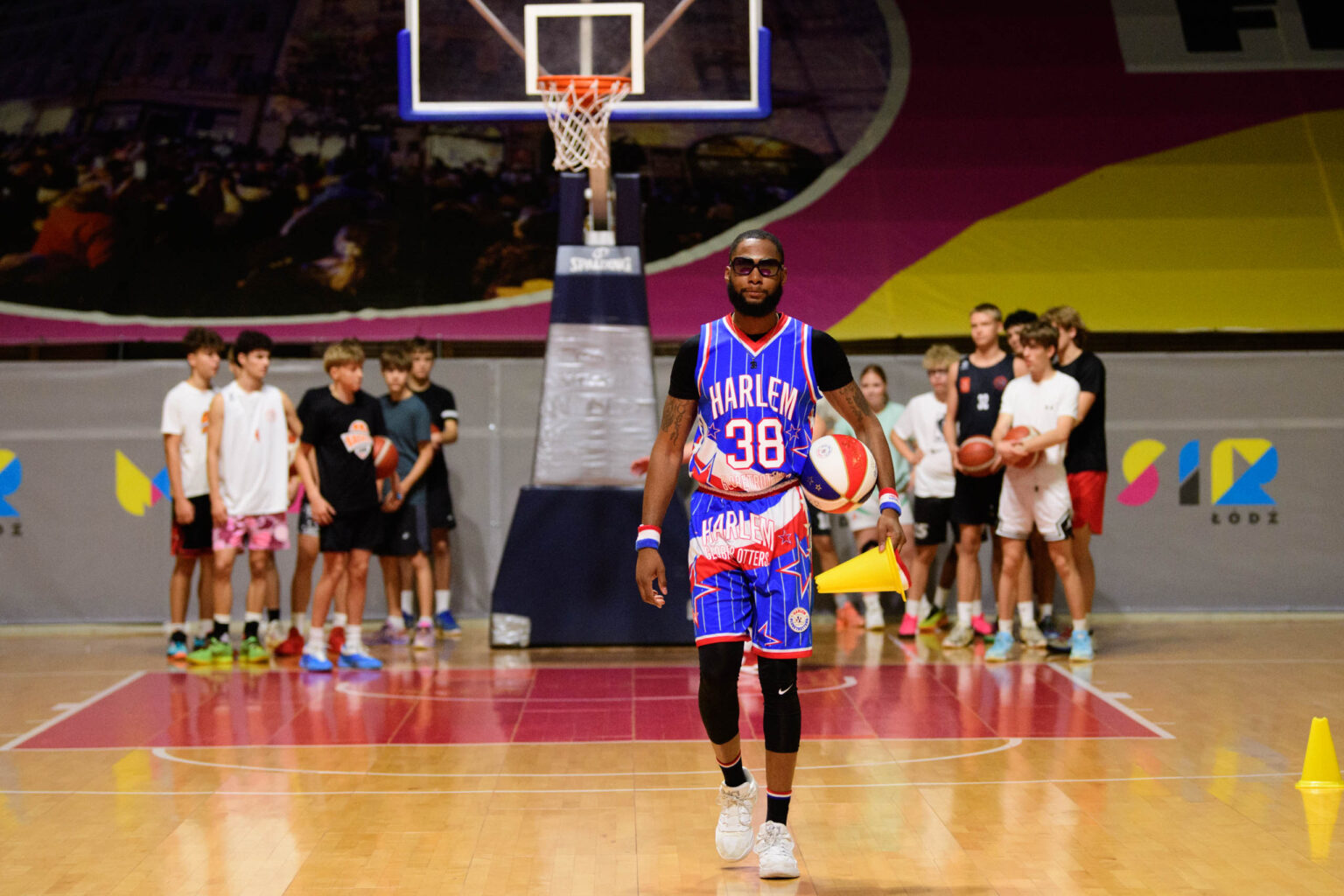 Trening Zawodnikow Harlem Globetrotters z uczniami fot Sebastian Szwajkowski 26