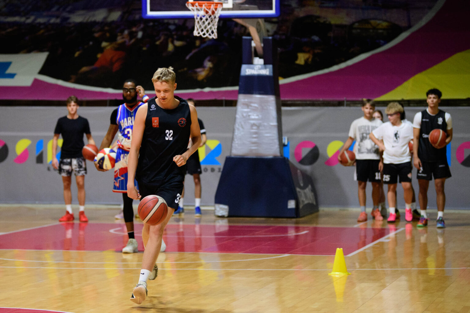 Trening Zawodnikow Harlem Globetrotters z uczniami fot Sebastian Szwajkowski 28