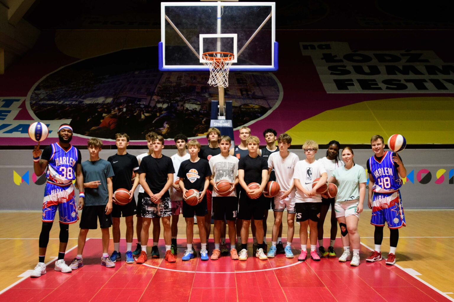 Trening Zawodnikow Harlem Globetrotters z uczniami fot Sebastian Szwajkowski 3