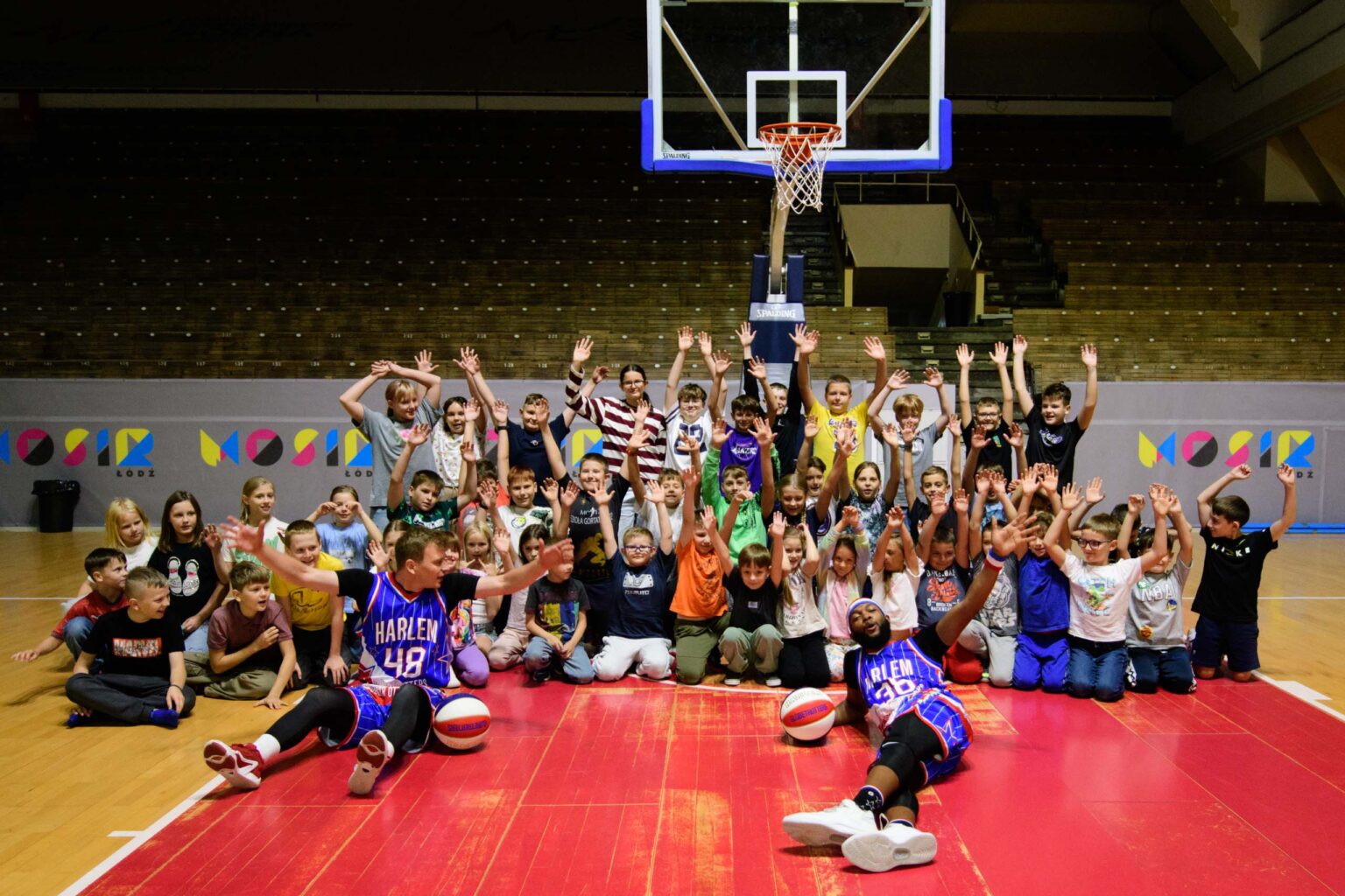 Trening Zawodnikow Harlem Globetrotters z uczniami fot Sebastian Szwajkowski 4