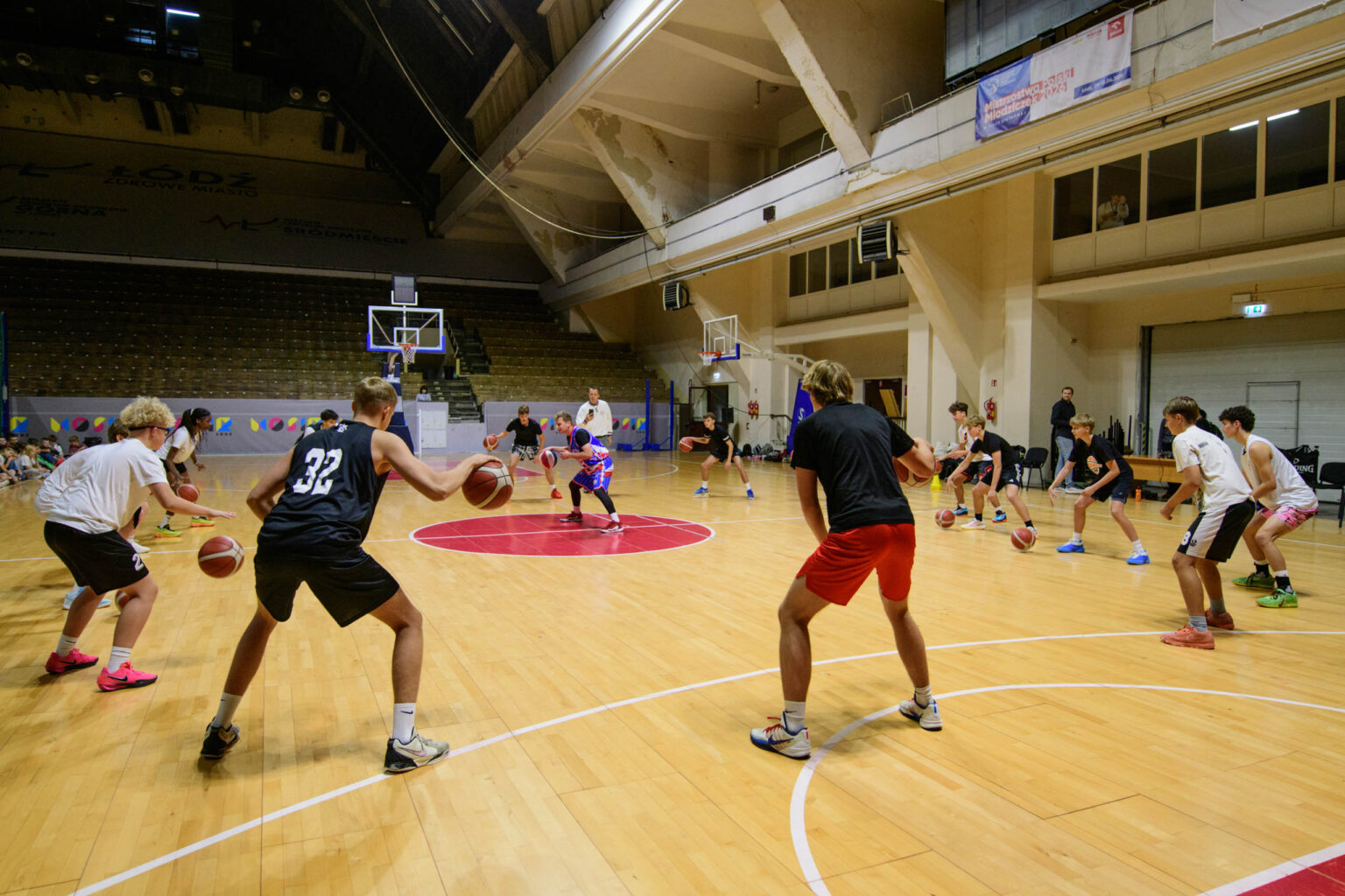 Trening Zawodnikow Harlem Globetrotters z uczniami fot Sebastian Szwajkowski 5