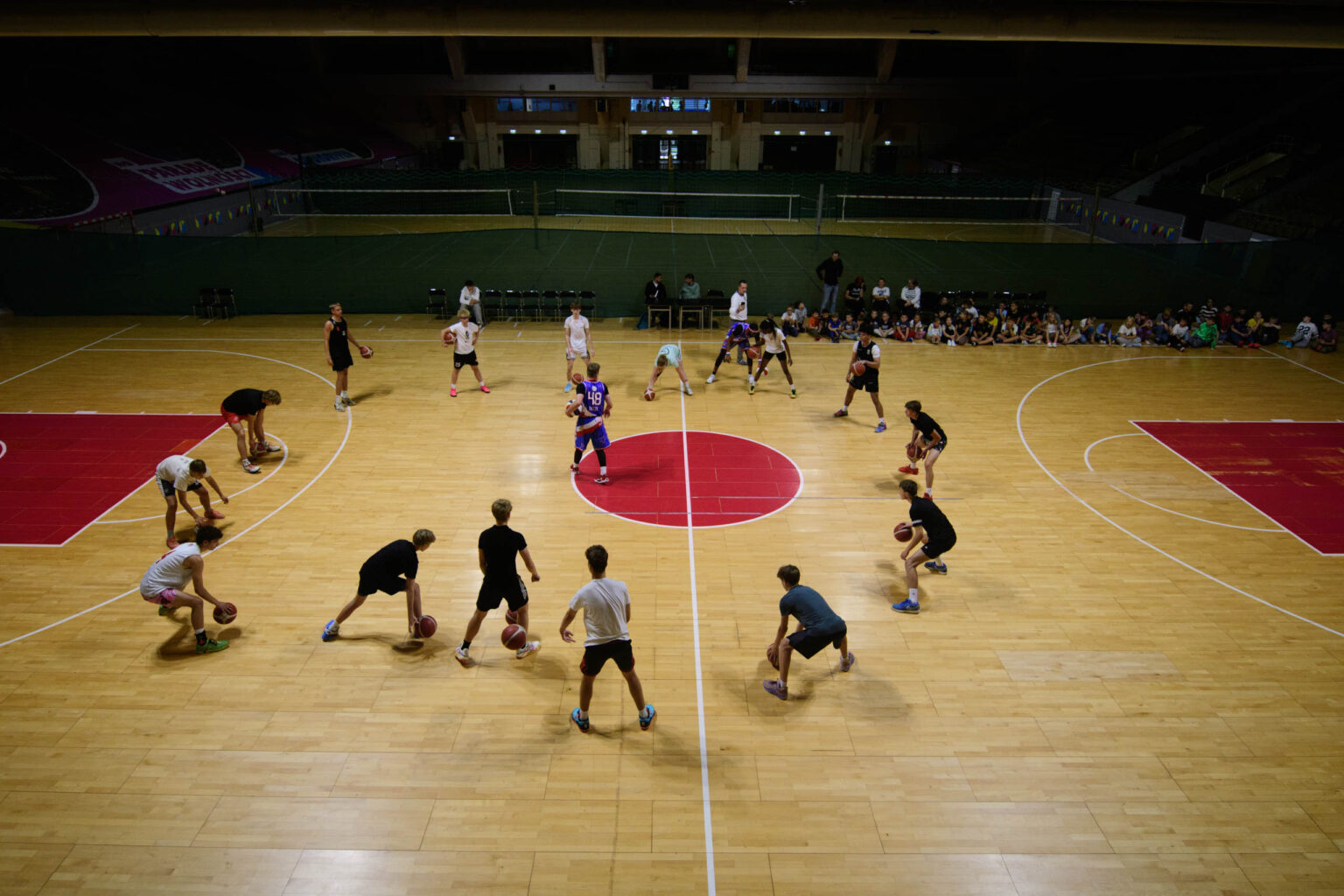 Trening Zawodnikow Harlem Globetrotters z uczniami fot Sebastian Szwajkowski 6