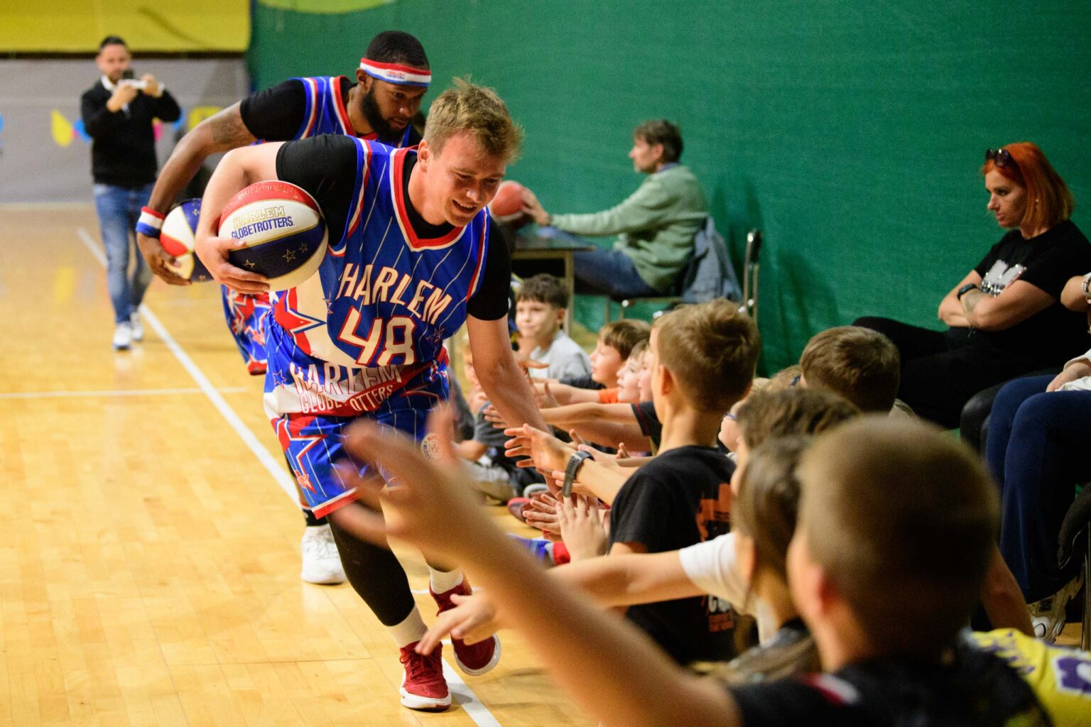 Trening Zawodnikow Harlem Globetrotters z uczniami fot Sebastian Szwajkowski 7