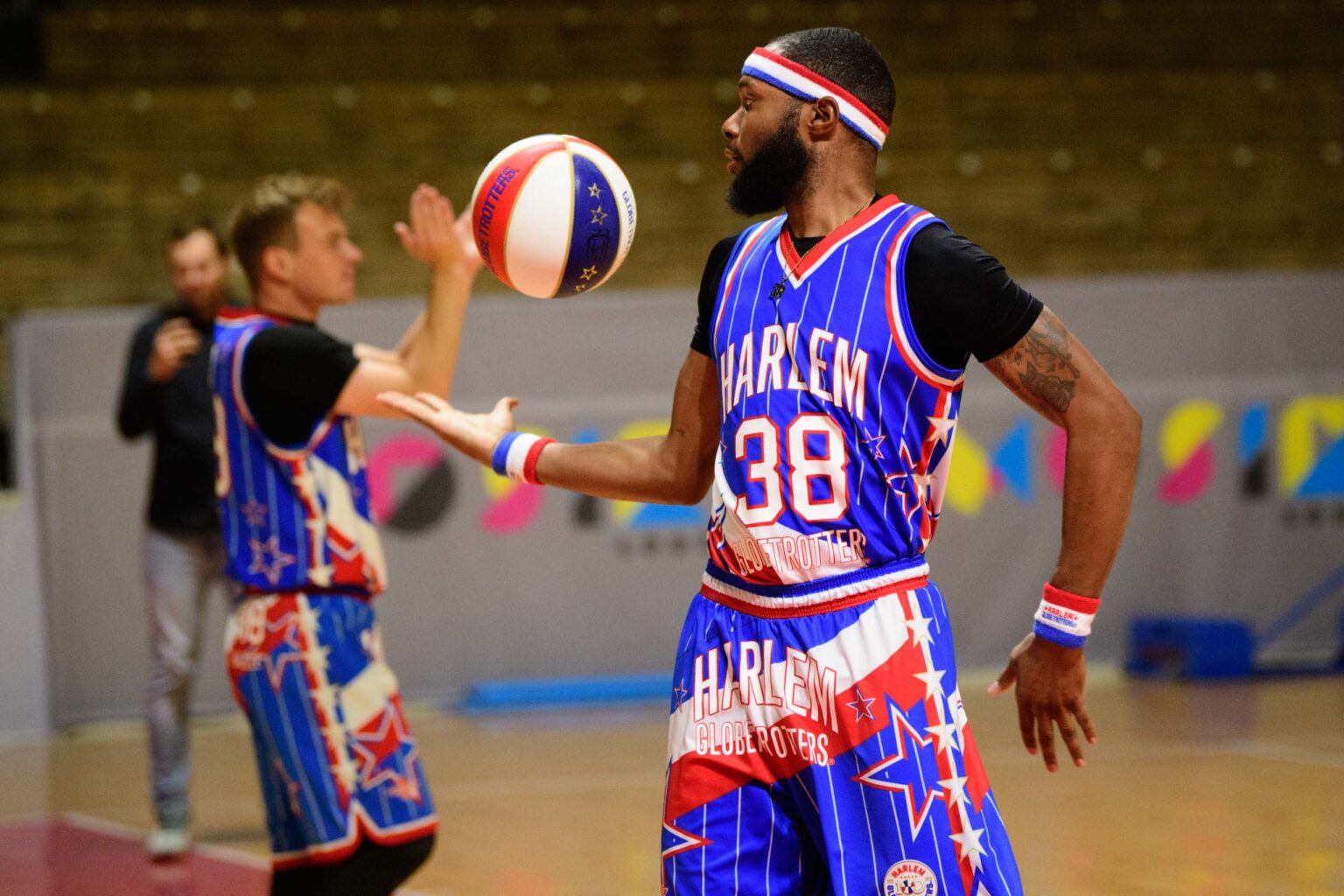 Trening Zawodnikow Harlem Globetrotters z uczniami fot Sebastian Szwajkowski 9