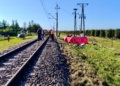 Tragiczny wypadek na przejeździe kolejowym w powiecie wieluńskim. Nie żyje 30-latek Druga ofiara śmiertelna wypadku pod Wieluniem. Nie żyje 16-latka