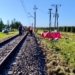 Druga ofiara śmiertelna wypadku pod Wieluniem. Nie żyje 16-latka 7 Tragiczny wypadek na przejeździe kolejowym w powiecie wieluńskim. Nie żyje 30-latek Druga ofiara śmiertelna wypadku pod Wieluniem. Nie żyje 16-latka