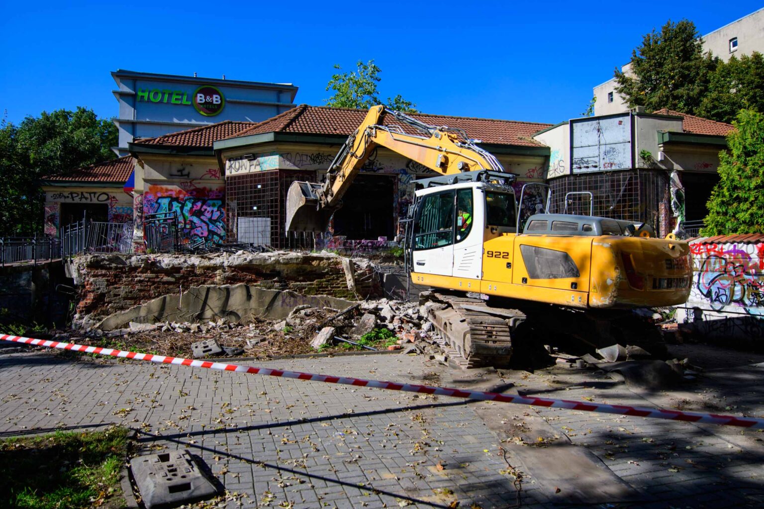 Znika dawna Pizzeria przy Pasażu Ribinsteina fot Sebastian Szwajkowski Znika dawna Pizzeria przy Pasazu Ribinsteina fot Sebastian Szwajkowski