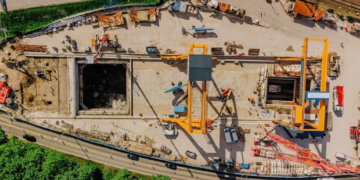 Nowe utrudnienia na ważnej arterii w Łodzi. Ruszyła budowa komory tunelu KDP