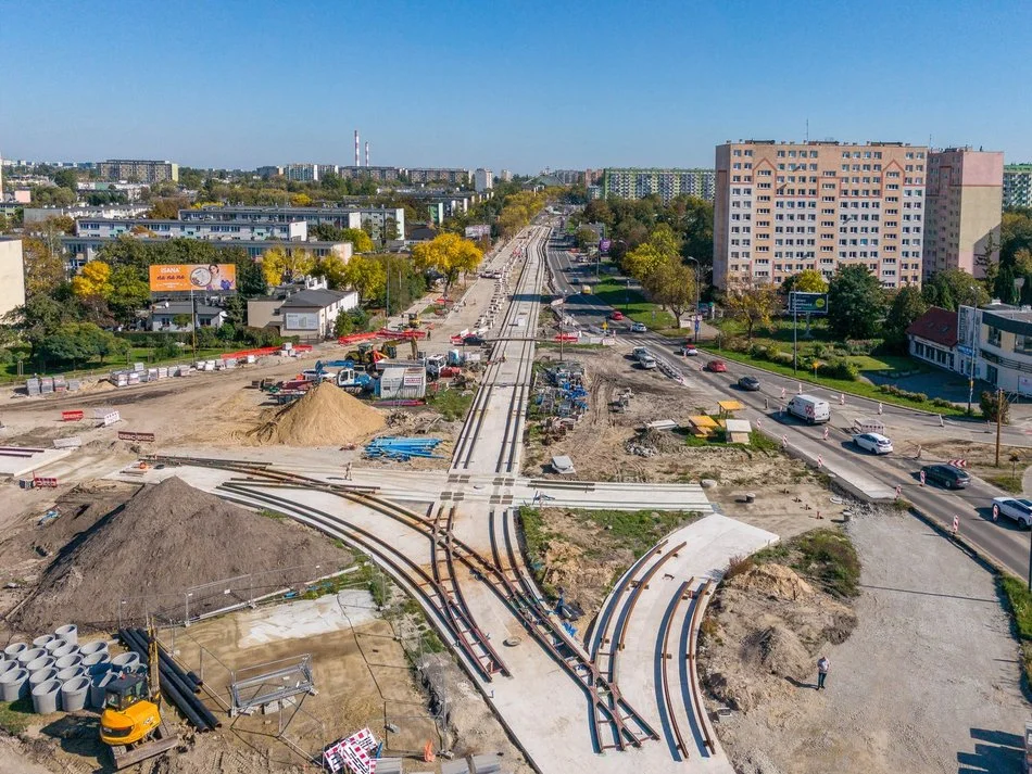 Nowy etap budowy torowiska na Broniewskiego. Będą objazdy i ruch jednokierunkowy