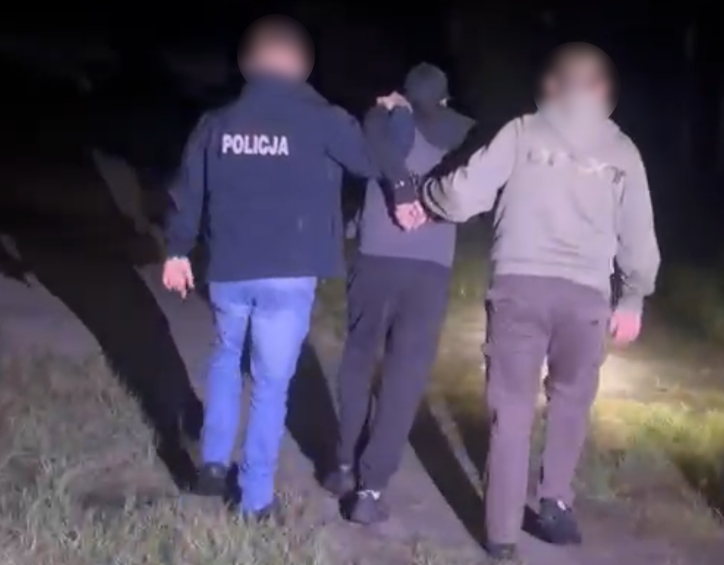 Ścigany listami gończymi 40-latek zatrzymany. Był poszukiwany od 20 lat 1 Policja złapała poszukiwanego od 20 lat przestępcę