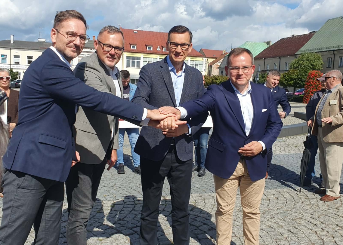 Mateusz Morawiecki w Sieradzu. Zapowiada 500 zł rocznie na każdego mieszkańca gminy 1 Mateusz Morawiecki w Sieradzu. Zapowiada 500 zł rocznie na każdego mieszkańca gminy