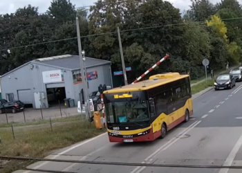 Autobus MPK Łódź zablokowany na przejeździe kolejowym