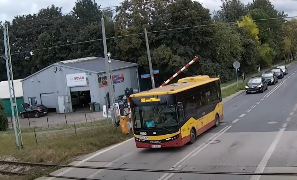 Autobus MPK Łódź zablokowany na przejeździe kolejowym