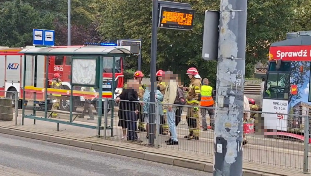 Wbiegła pod tramwaj na Bałutach. 23-latka została uwięziona pod pojazdem 1 Wbiegła pod tramwaj na Bałutach. 23-latka została uwięziona pod pojazdem