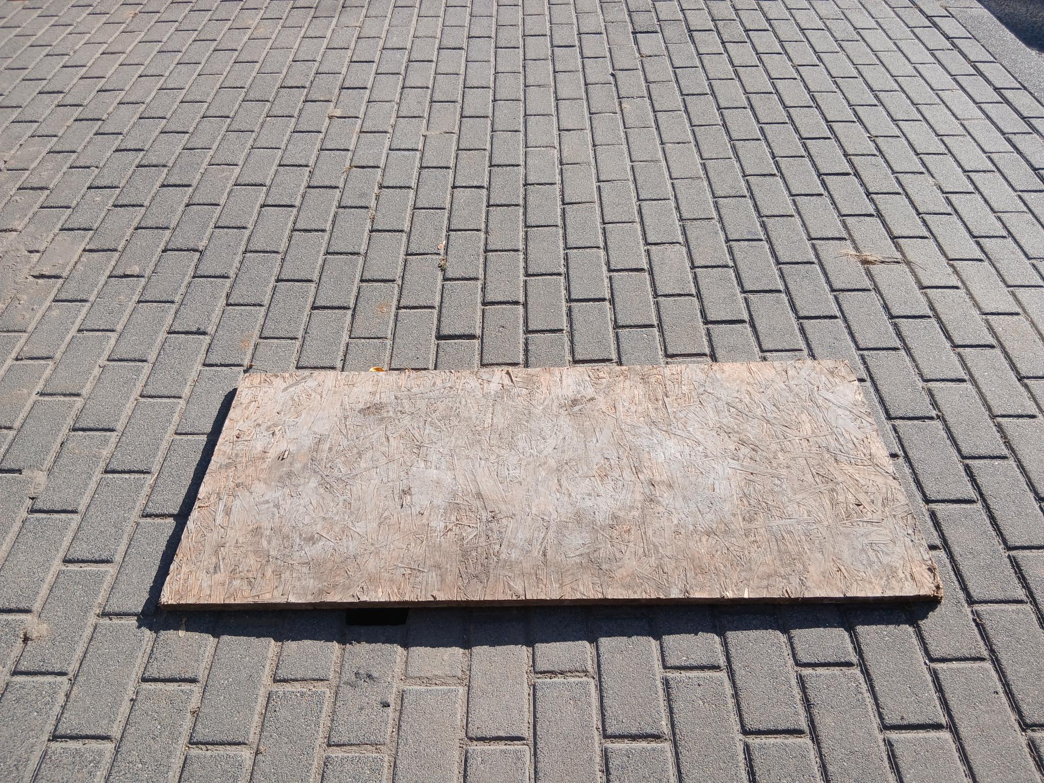 Dziurawy chodnik w Brzezinach. Z pomocą przyszła płyta pilśniowa 3 1000008962