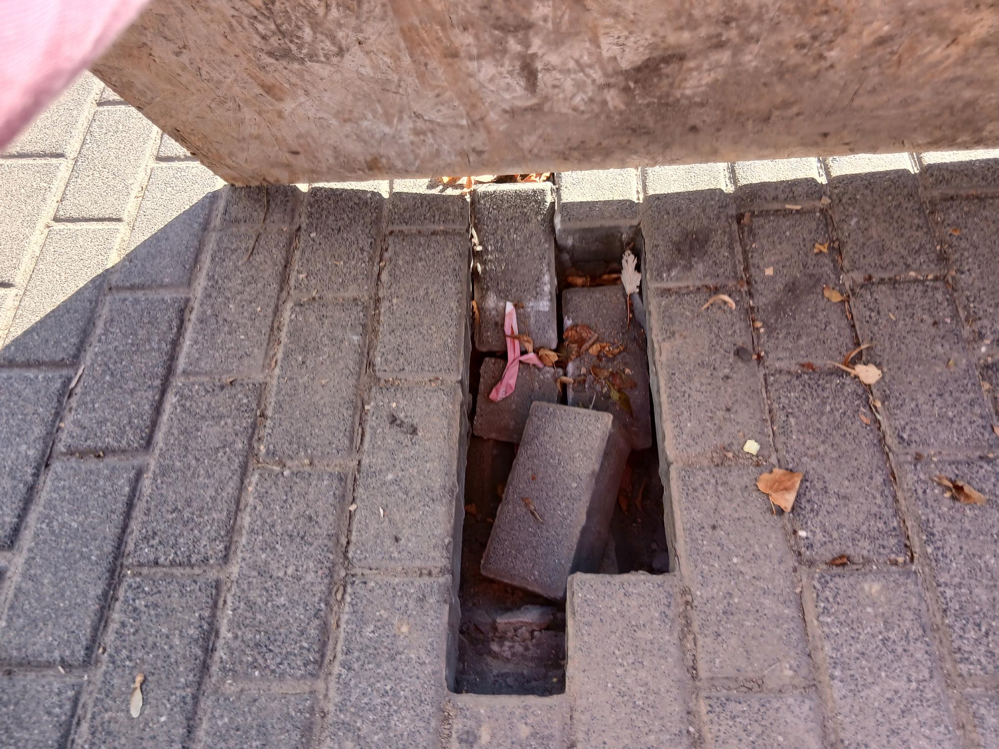 Dziurawy chodnik w Brzezinach. Z pomocą przyszła płyta pilśniowa 2 1000008963