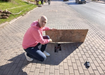Dziurawy chodnik w Brzezinach. Z pomocą przyszła płyta pilśniowa