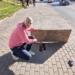 Dziurawy chodnik w Brzezinach. Z pomocą przyszła płyta pilśniowa 10 Dziurawy chodnik w Brzezinach. Z pomocą przyszła płyta pilśniowa