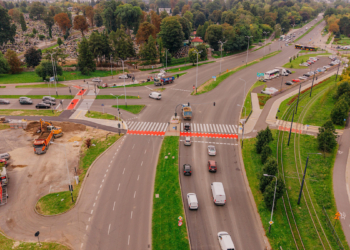 Wszystkich Świętych 2026 w Łodzi. Jak dojechać na cmentarze mimo remontów?