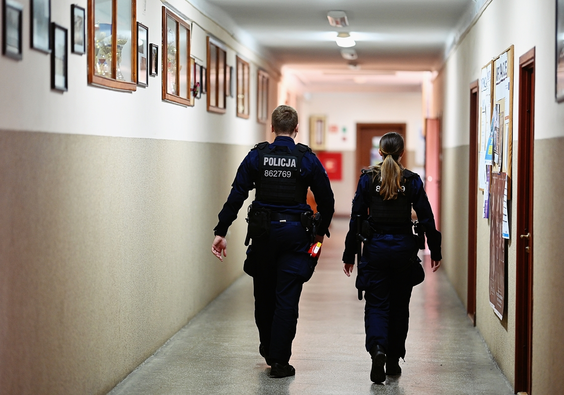 Więcej policji przy łódzkich szkołach. Jest też pomysł kontroli plecaków uczniów 1 Więcej policji przy łódzkich szkołach. Jest też pomysł kontroli plecaków uczniów