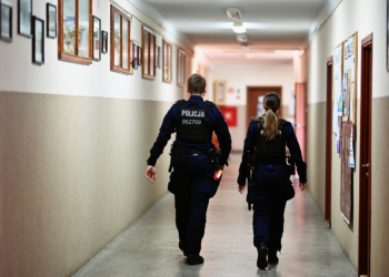 Więcej policji przy łódzkich szkołach. Jest też pomysł kontroli plecaków uczniów