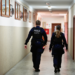 Więcej policji przy łódzkich szkołach. Jest też pomysł kontroli plecaków uczniów