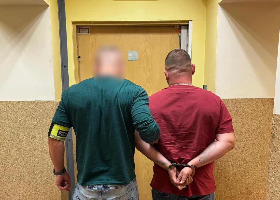 Włamał się do kwiaciarni po bilon na automaty. 30-latkowi grozi 10 lat więzienia 1 Włamał się do kwiaciarni po bilon na automaty. 30-latkowi grozi 10 lat więzienia